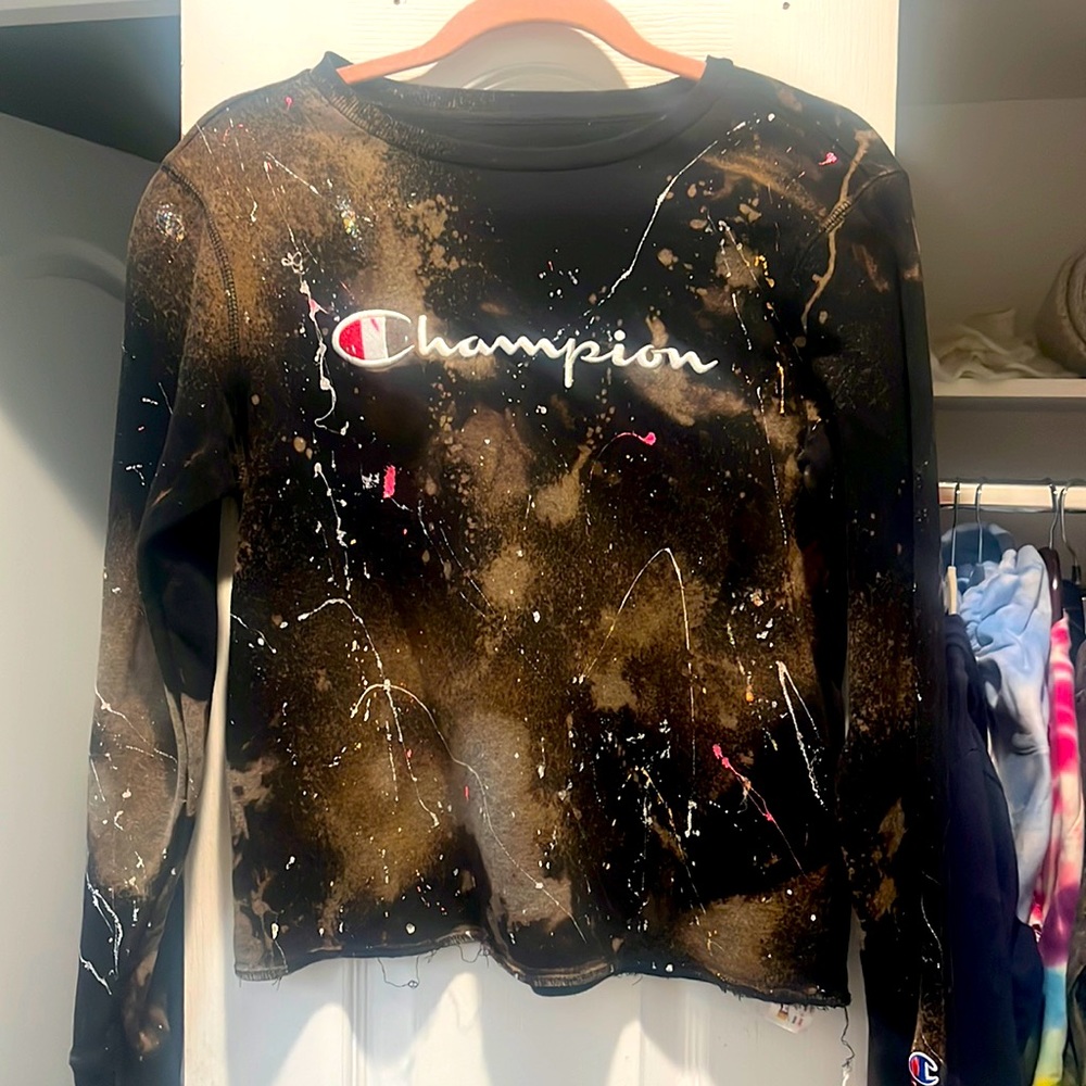 Champion girls sweatshirt cropped crew neck in black and gold and white. Size XL